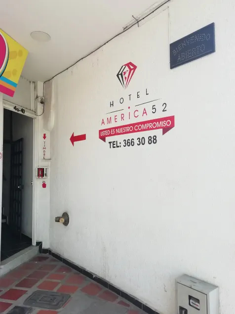 Hotel America 52 - Interior entrance