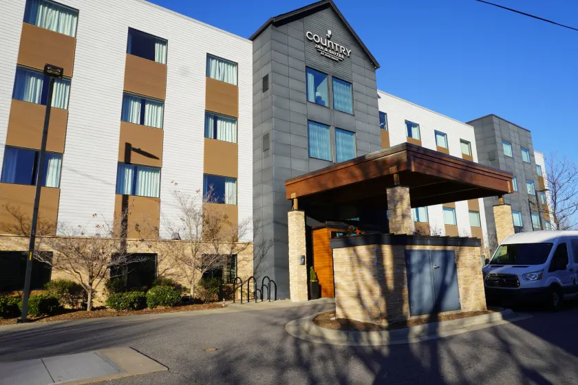 Country Inn & Suites by Radisson Asheville River Arts District - Image 1