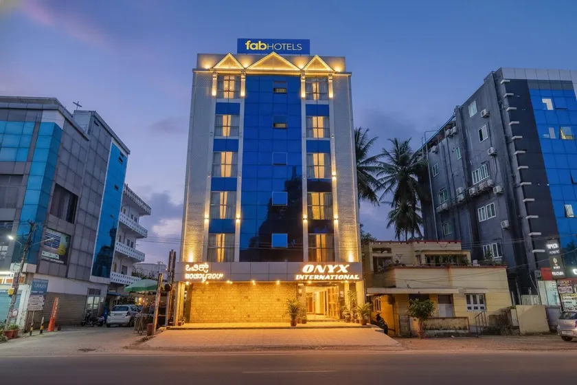 Hotel Cozzy Inn - Image 1