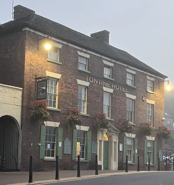 Tontine Hotel & Bar - Image 1