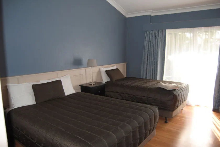 Airlie House Motor Inn - Image 1