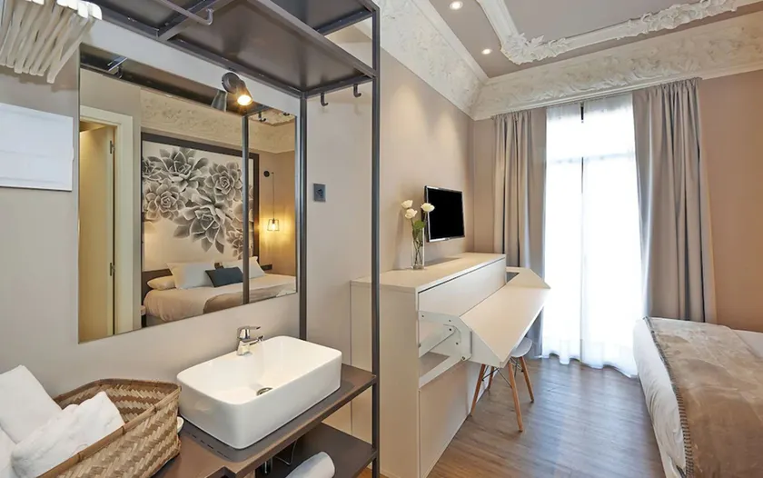 Hostal Central Barcelona - Image 1