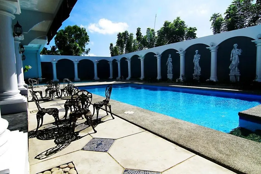 Kapis Mansions Hotel - Image 1
