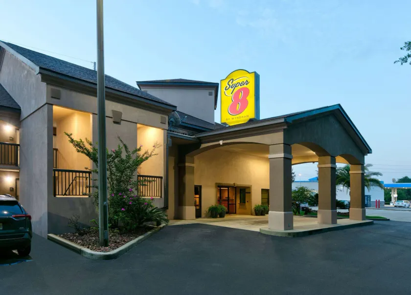 Super 8 by Wyndham Diberville Biloxi Area - Image 1
