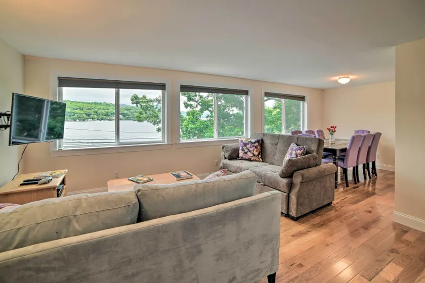 Lakefront Alton Bay Retreat w/ Dock Near Beaches! - Innvendig