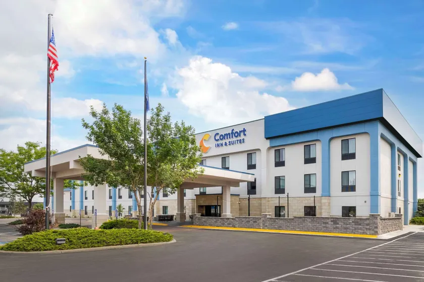 Comfort Inn & Suites Rapid City near Mt Rushmore - Image 1
