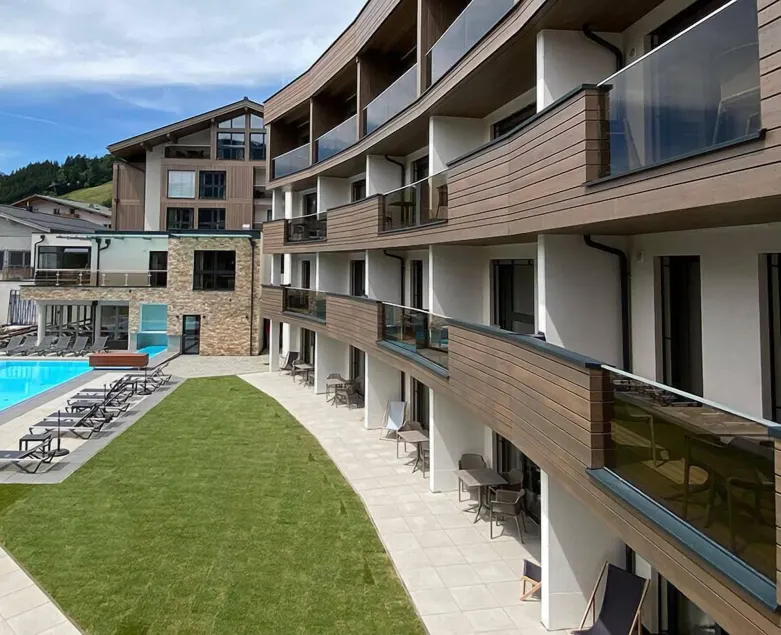 Lakeside Luxury Apartments - Image 1