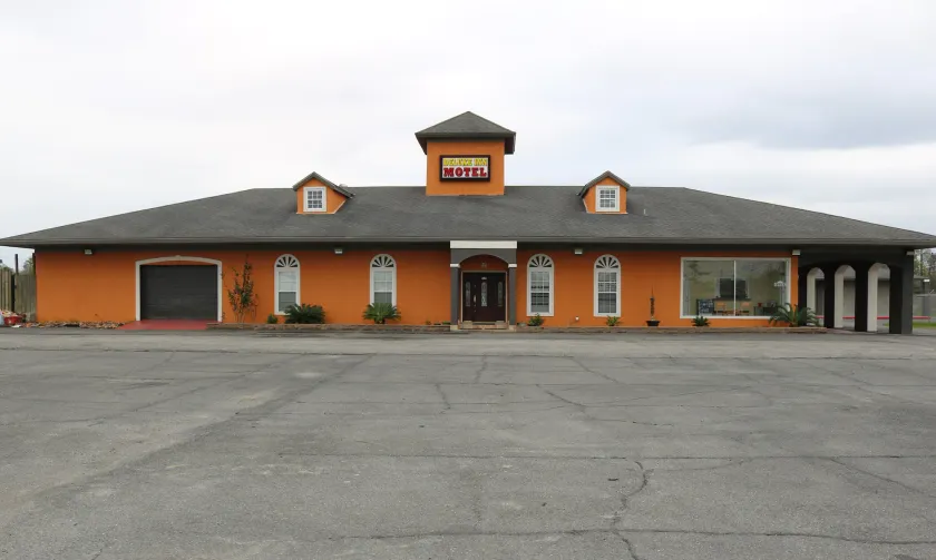 Deluxe Inn Motel - Image 1