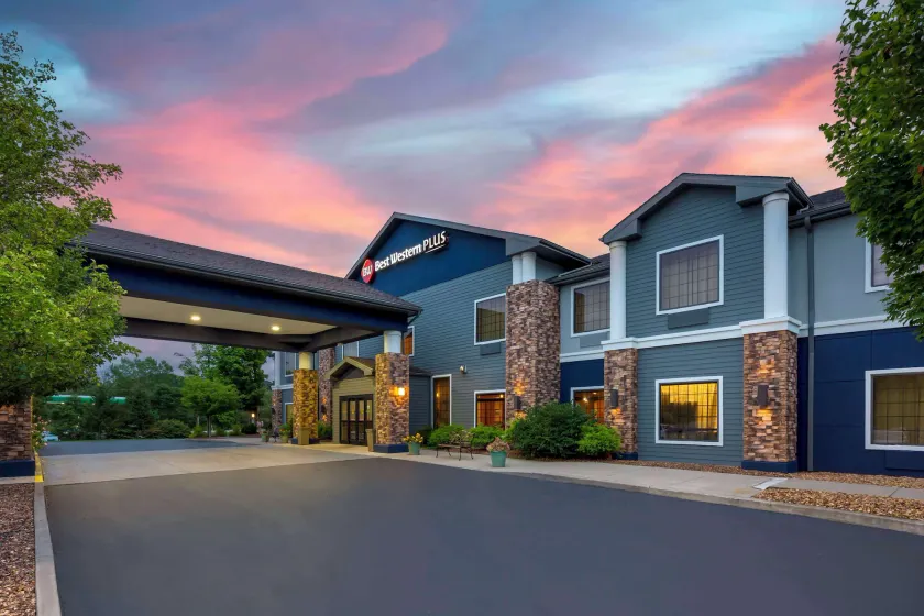 Best Western PLUS Victor Inn & Suites - Image 1