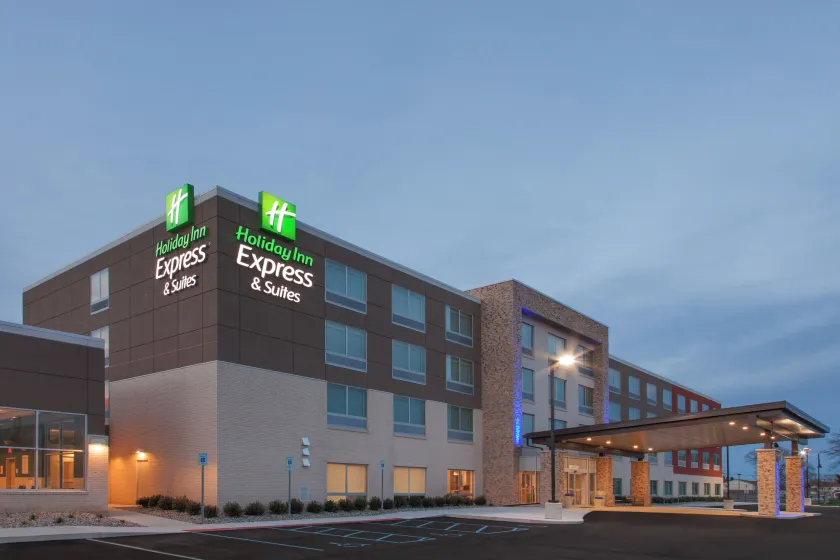 Holiday Inn Express and Suites Detroit/Sterling Heights by IHG - Image 1