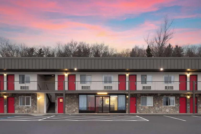Super 8 by Wyndham Hazleton - Image 1