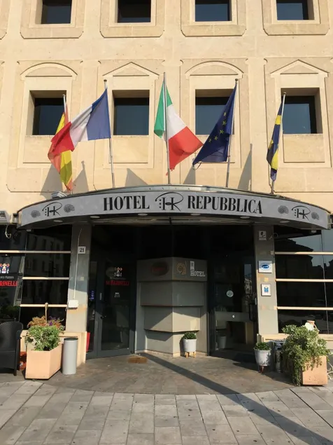 HR Hotel - Image 1