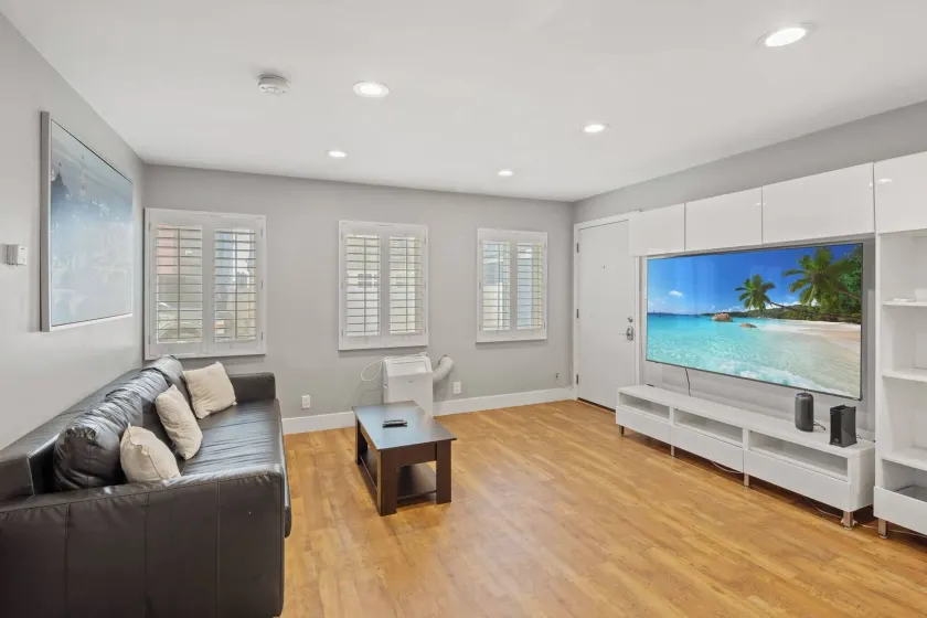 Serene 2-Bedroom Venice Apartment with Private Entrance - Image 1