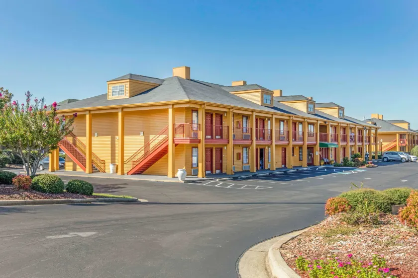 Quality Inn Bessemer I-20 exit 108 - Image 1