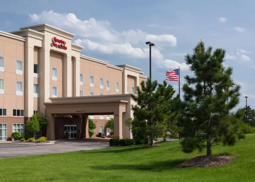 Hampton Inn & Suites Davenport - Image 1