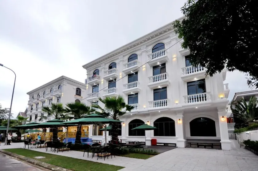 Crown Nguyen Hoang Hotel - Image 1