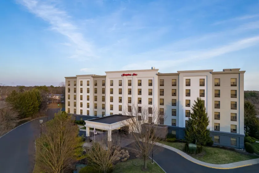 Hampton Inn Long Island-Brookhaven - Image 1