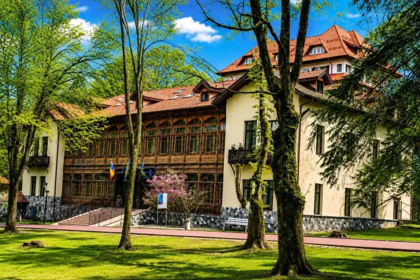 Hotel Regal 1880 - Boutique Hotel in Parcul Central Sinaia - Image 1