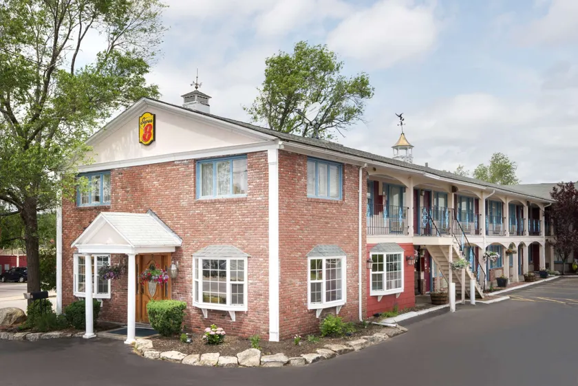 Super 8 by Wyndham Sturbridge - Image 1