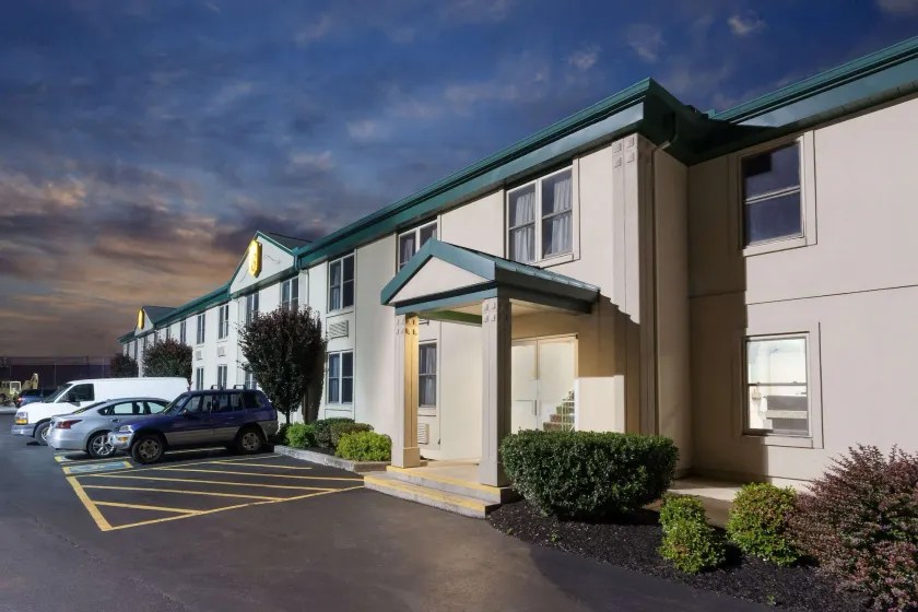 Super 8 by Wyndham Harrisburg Hershey West - Image 1