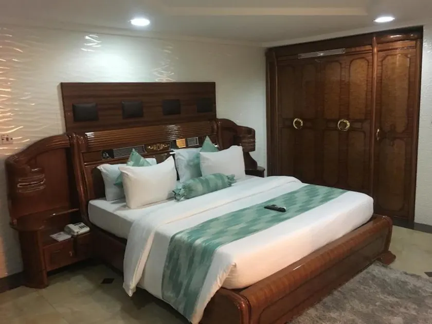 Cynergy Suites Royale - Guest Room - Image 1