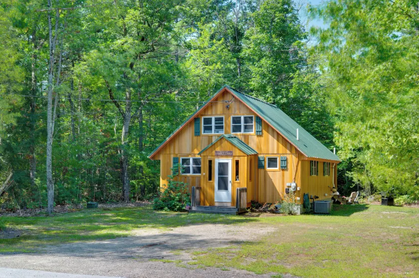 North Conway: Updated 3BR Cabin Sleeps 9, Fire Pit - Image 1