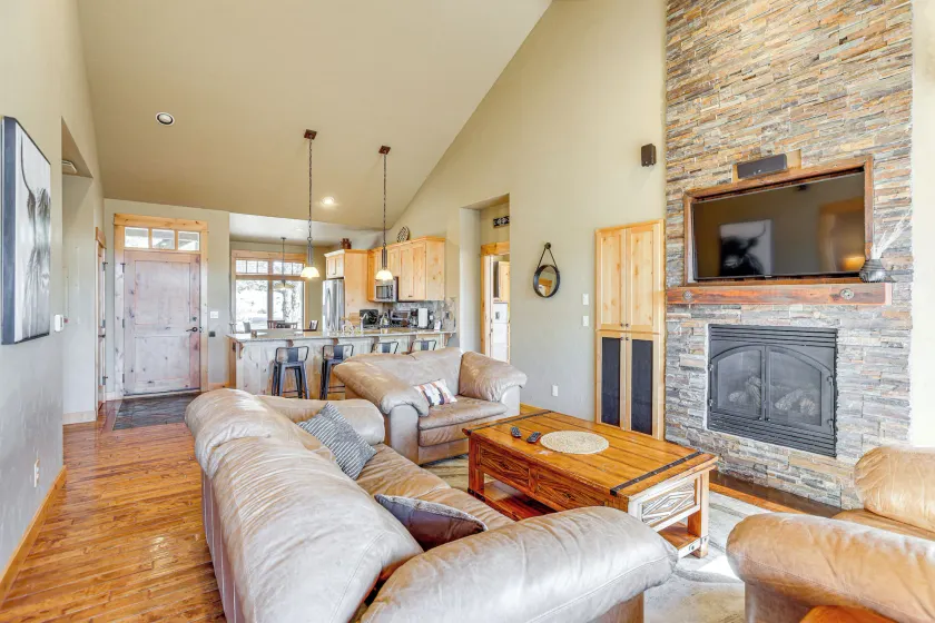 Mountain-view Cabin Near Trails in Powell Butte! - Image 1