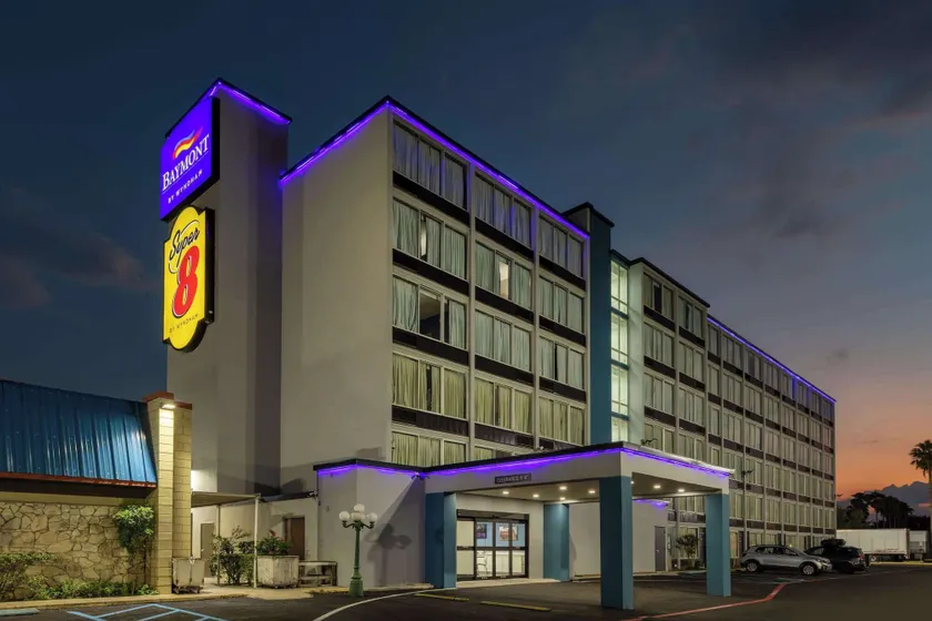 Super 8 by Wyndham Laredo - Image 1