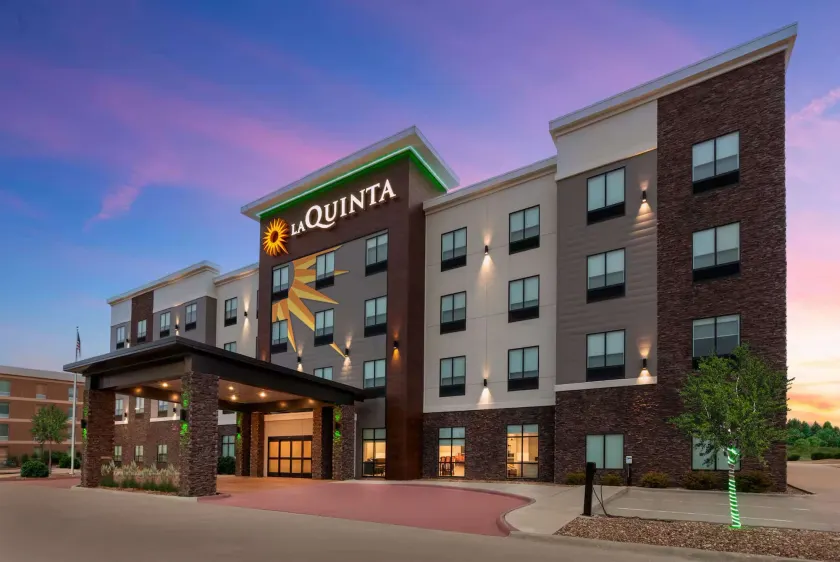 La Quinta Inn & Suites by Wyndham Coralville Iowa City - Image 1