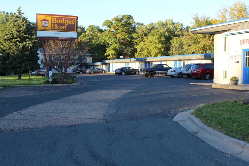 Budget Host Inn Fridley - Image 1