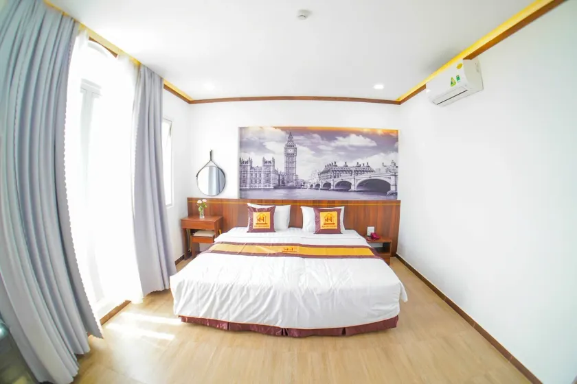 Hai Van Luxury Hotel - Image 1