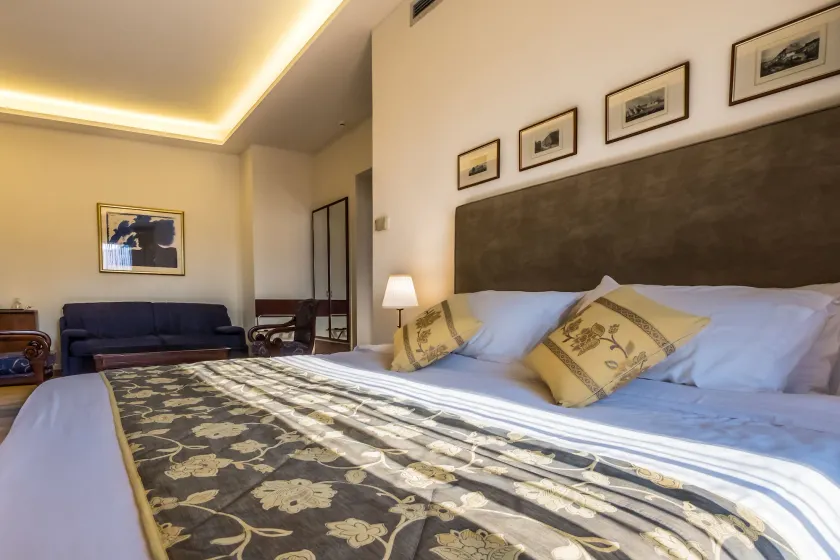 Rex Hotel - Image 1