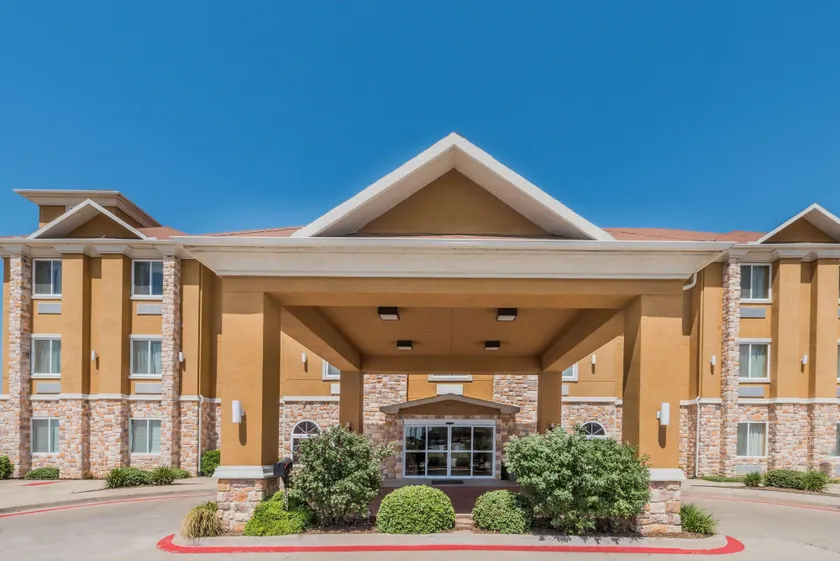 Days Inn & Suites by Wyndham Cleburne TX - Image 1