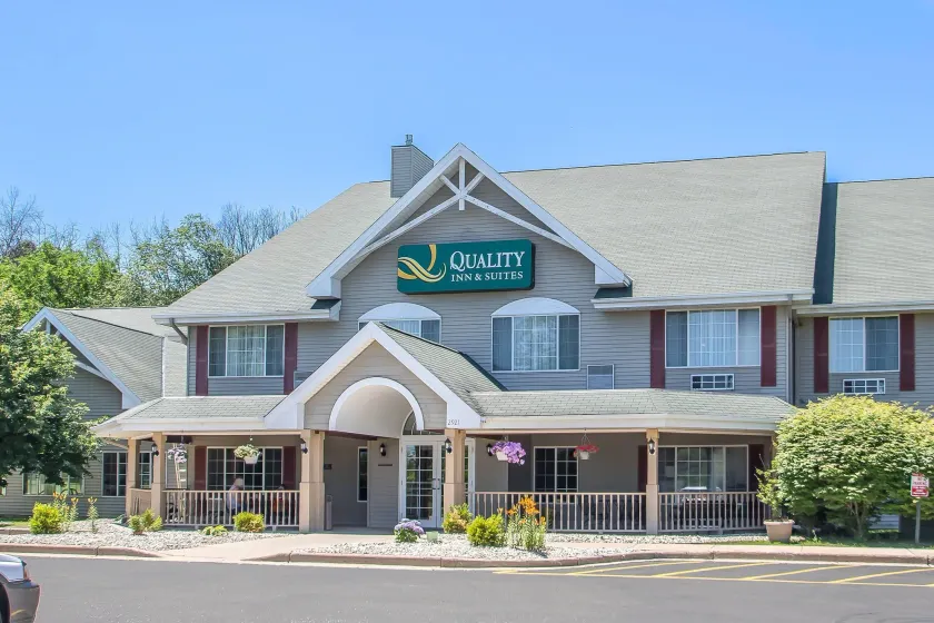 Quality Inn & Suites East Troy I-43 - Image 1
