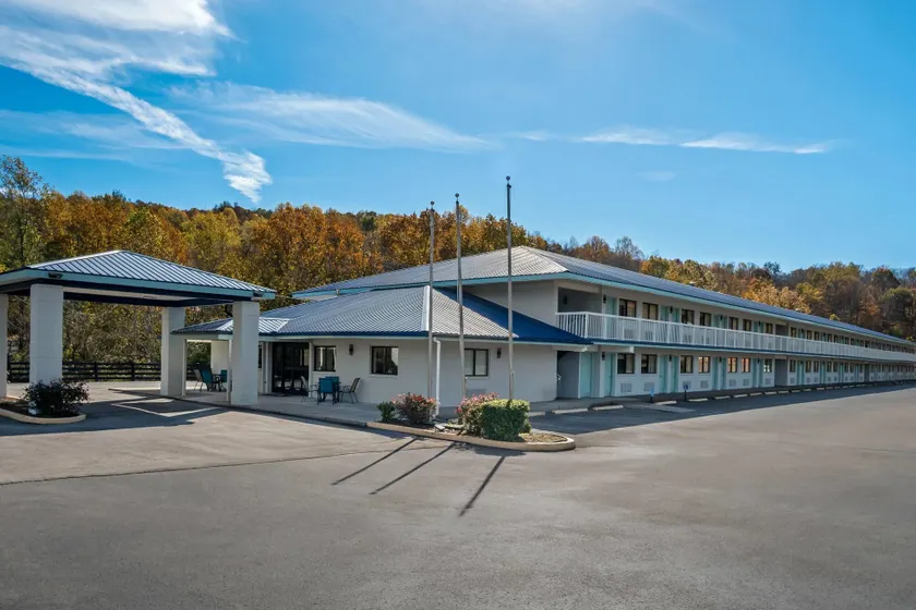 Days Inn by Wyndham Renfro Valley Mount Vernon - Image 1