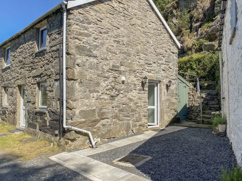 Ty Cynon - Image 1