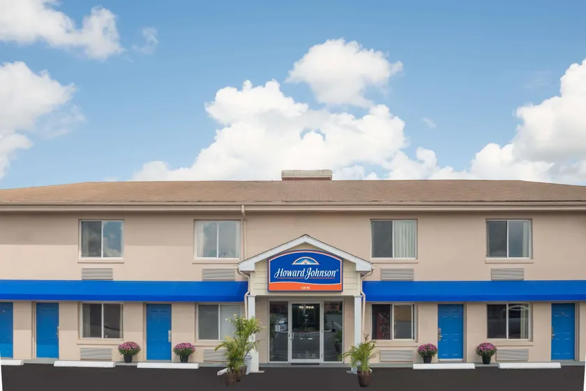 Howard Johnson by Wyndham Springfield - Image 1