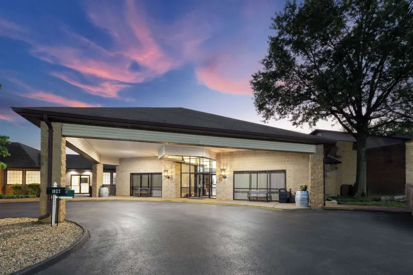 Baymont Inn and Suites by Wyndham Farmington, MO - Image 1