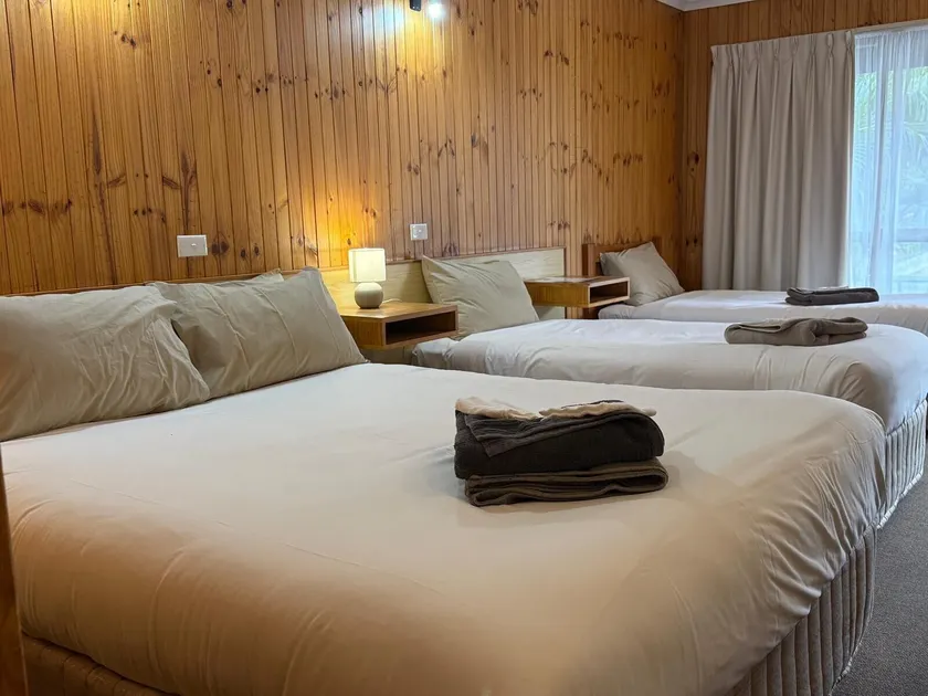 Country Roads Motor Inn - Image 1