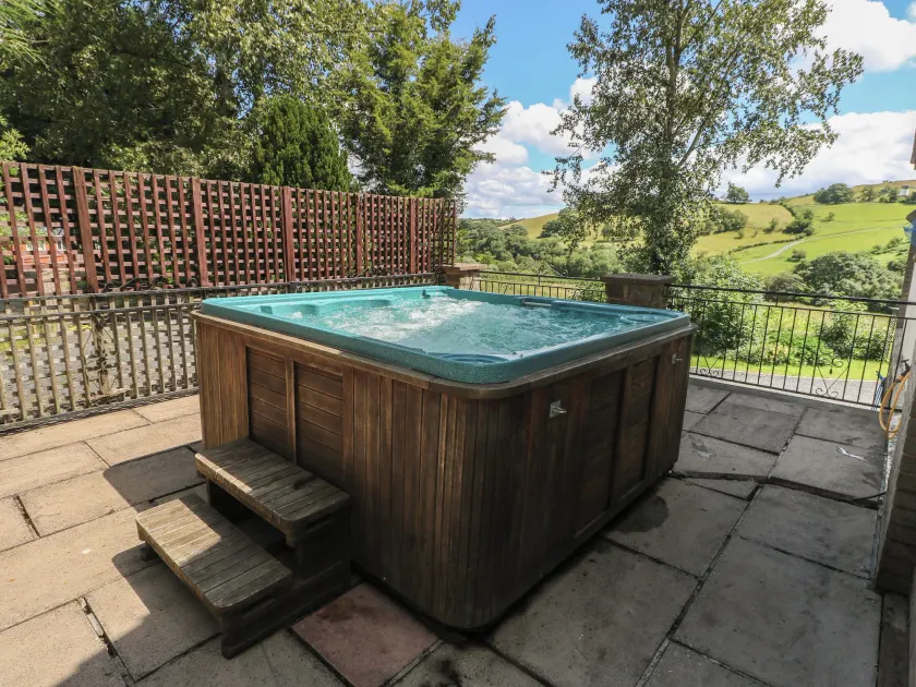 Hillside Lodge - Image 1