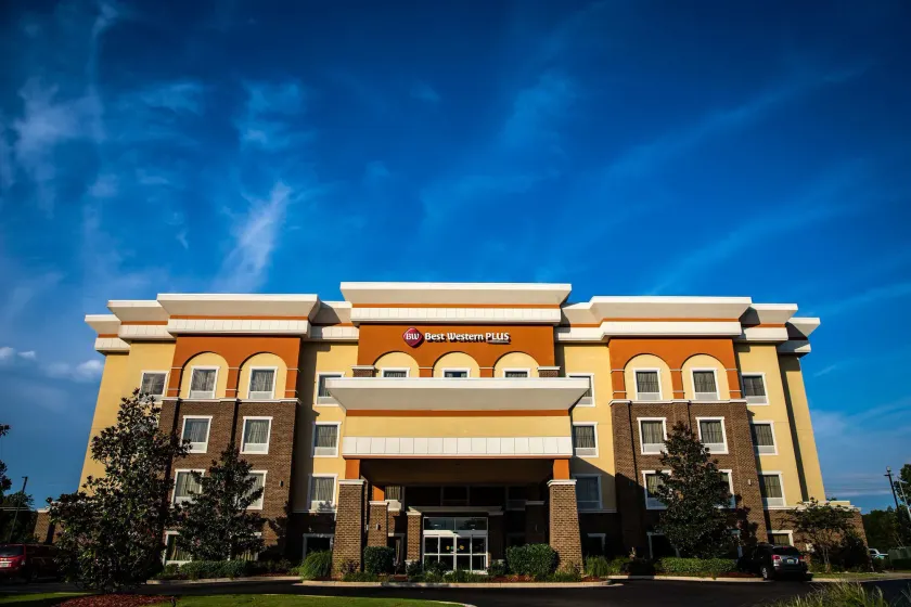 Best Western Plus Goodman Inn & Suites - Image 1