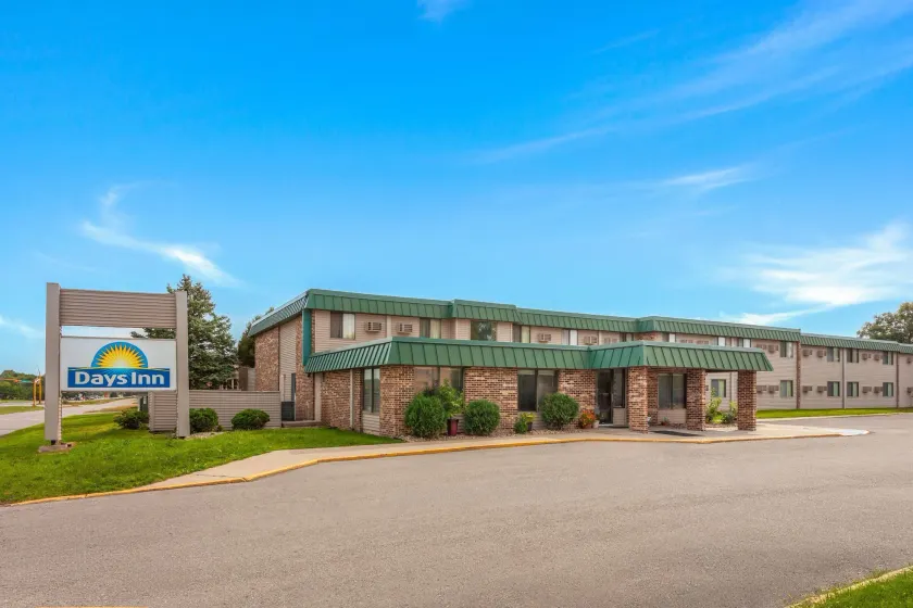 Days Inn by Wyndham Mason City - Image 1