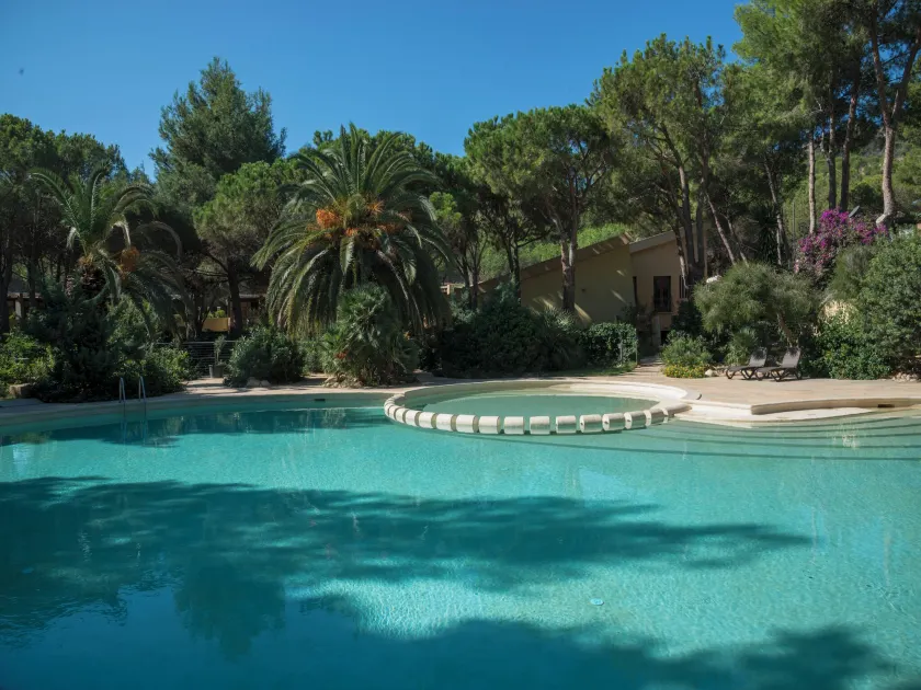 Residence with swimming pool near the sea - Image 1