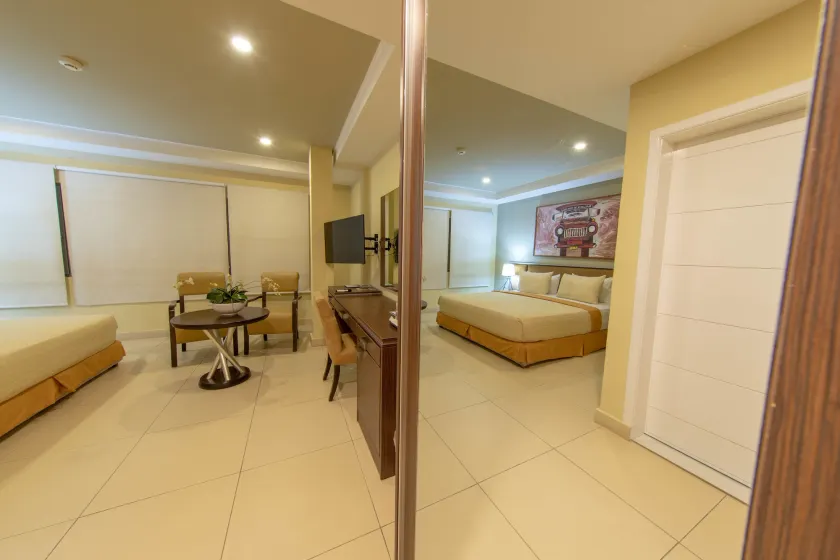 Frankie´s Hotel - Image 1