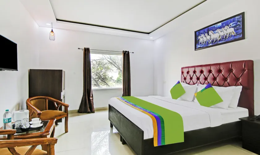 Hotel Royal Empirre Near PEC-PGI-PU-Sukhna Lake-Rock Garden-Rose Garden Chandigarh - Image 1