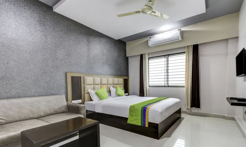 Treebo Sahara Suites 750 M From St Johns Medical College And Hospital - Image 1