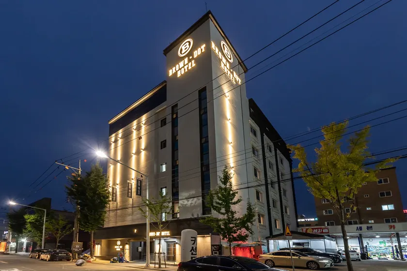 Brown Dot Hotel Seong Seo - Image 1