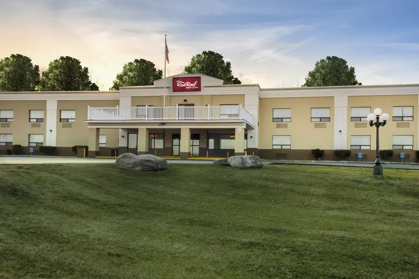 Red Roof Inn & Suites Newburgh - Stewart Airport West Point - Image 1
