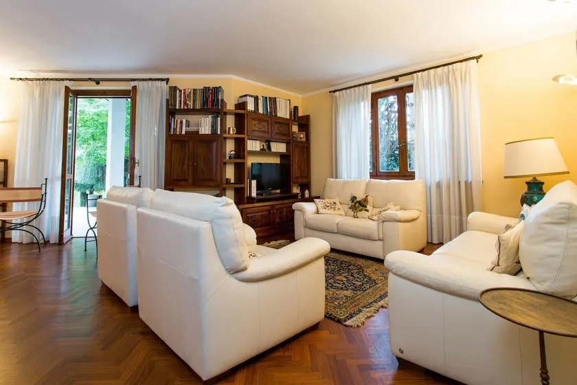 Beautiful Villa, Wifi, Bbq, Private Garden, Short Walk to Lakeside, Beach and Restaurants - Image 1