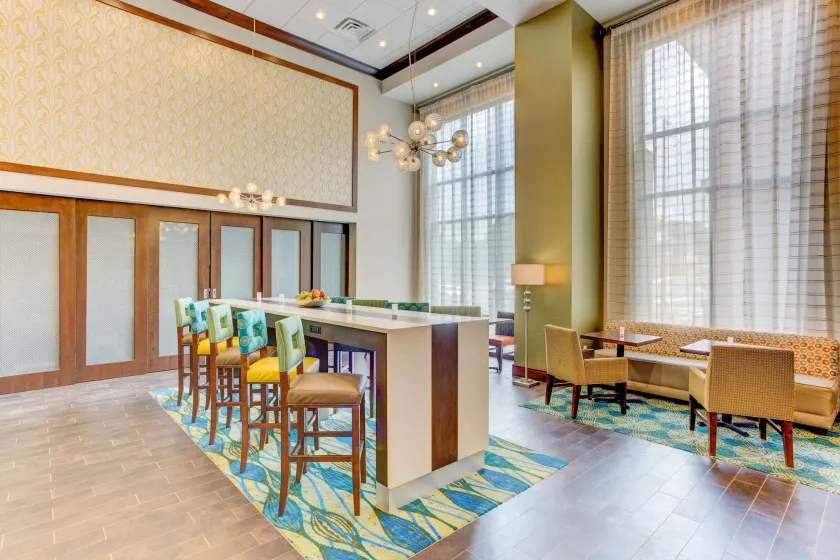 Hampton Inn & Suites Manchester - Hall